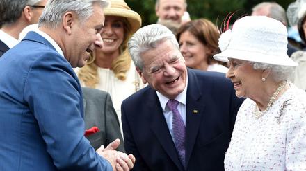 Alte Bekannte!? Königin Elizabeth II. schüttel Klaus Wowereits (l.) Hände und Bundespräsident Joachim Gauck lacht herzhaft dazu. 