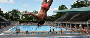 Das Olympiabad ist irre beliebt, die Duschen sind es nicht.