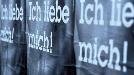Liebeserklärung. Plakate mit der Aufschrift "Ich liebe mich!"