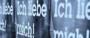 Liebeserklärung. Plakate mit der Aufschrift "Ich liebe mich!"