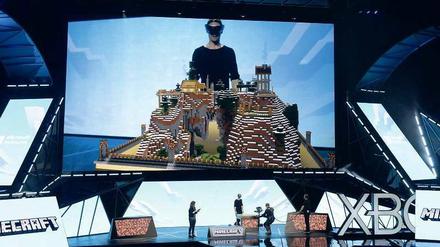 Virtuelles Vergnügen. Die „Minecraft“-Welt, die sich auf der Leinwand vor dem Spieler aufbaut, ist nur durch die Hololens-Brille von Microsoft sichtbar.