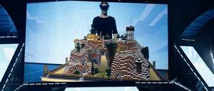 Virtuelles Vergnügen. Die „Minecraft“-Welt, die sich auf der Leinwand vor dem Spieler aufbaut, ist nur durch die Hololens-Brille von Microsoft sichtbar.