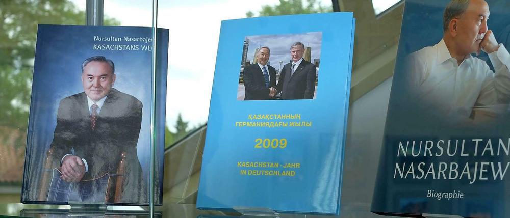 Ziemlich beste Freunde: Kasachstans Staatschef Nasarbajew und Ex-Bundespräsident Köhler in der Büchervitrine der Botschaft.