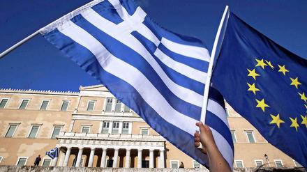 Demonstranten fordern vor dem Parlament in Athen, dass Griechenland in der Euro-Zone bleiben soll.