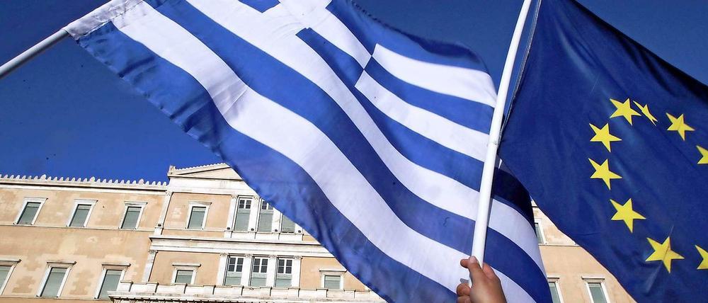Demonstranten fordern vor dem Parlament in Athen, dass Griechenland in der Euro-Zone bleiben soll.