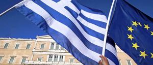 Demonstranten fordern vor dem Parlament in Athen, dass Griechenland in der Euro-Zone bleiben soll.