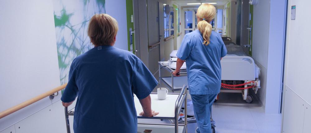 Immer mehr Überstunden, immer weniger Zeit für den Patienten. In den Kliniken ist die Arbeitsbelastung für Pflegekräfte enorm gestiegen.