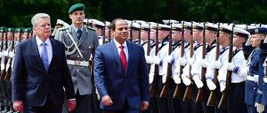 Roter Teppich für den Machthaber aus Kairo: Staatschef al Sisi (r.) und Bundespräsident Gauck.