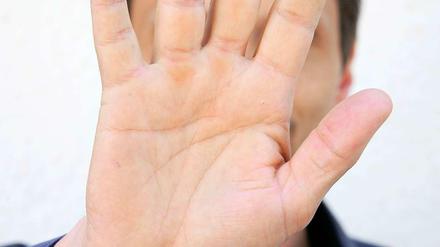 Zu wem gehört diese Hand?