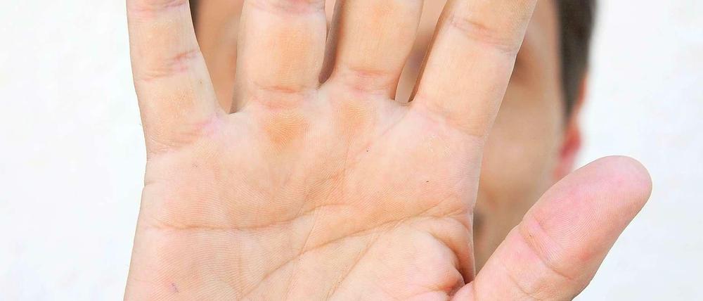 Zu wem gehört diese Hand?