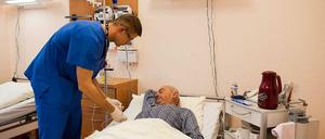 Krankenpflege ist ein harter Job. In vielen Kliniken fordern die Beschäftigten mehr Personal.