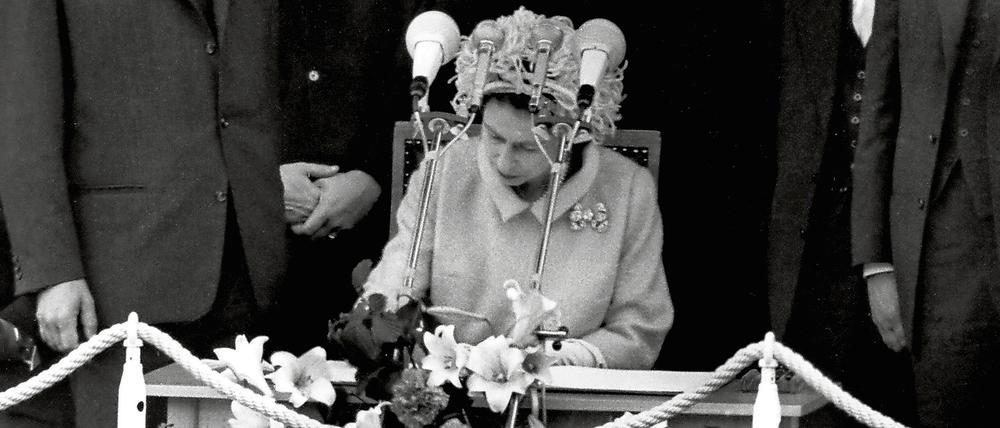 Die Queen trägt sich 1965 vor dem Rathaus Schöneberg in das Goldene Buch von Berlin ein. 