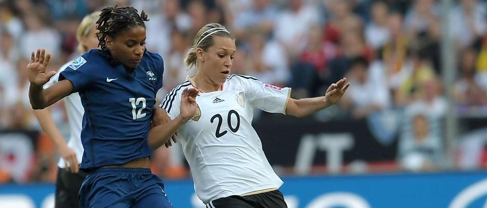Frankreichs Elodie Thomis (l.) und Lena Goeßling trafen schon bei der WM 2011 aufeinander. Damals siegte Deutschland 4:2.
