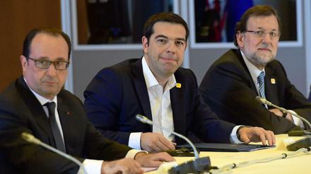 Stunde der Wahrheit. Griechenlands Ministerpräsident Tsipras (Mitte) beim EU-Sondergipfel in Brüssel. Links Frankreichs Staatspräsident Hollande, rechts Spaniens Premier Rajoy.