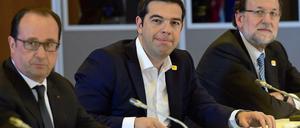 Stunde der Wahrheit. Griechenlands Ministerpräsident Tsipras (Mitte) beim EU-Sondergipfel in Brüssel. Links Frankreichs Staatspräsident Hollande, rechts Spaniens Premier Rajoy.