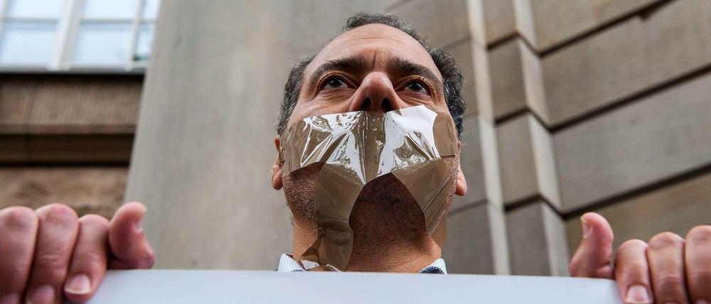 Mundtot. Ein Pro-Mansur-Demonstrant am Montag vor dem Berliner Landgericht