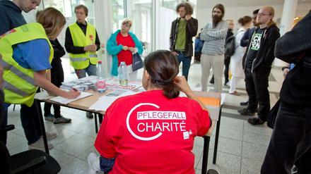 Ein Verdi-Treffpunkt an der Charité. Der aktuelle Streik wird wohl länger dauern.