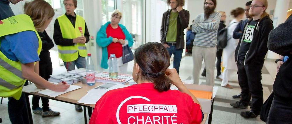 Ein Verdi-Treffpunkt an der Charité. Der aktuelle Streik wird wohl länger dauern.
