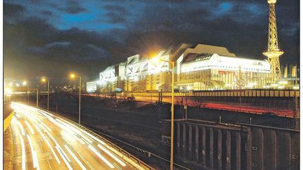 Der Koloss an der Stadtautobahn: Das ICC neben S-Bahnring und A 100, aufgenommen von der Neuen Kantstarße. Rechts der Funkturm.