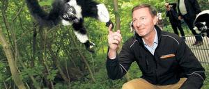 Gib Pfötchen, Vari! Zoodirektor Andreas Knieriem begrüßt einen Arbeitskollegen.