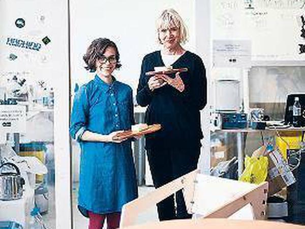 Christina Agapakis (links) und Sissel Tolaas stellten Käse mithilfe von Bakterien her, die sie in den Achseln, zwischen den Zehen oder von anderen menschlichen Körperstellen sammelten.