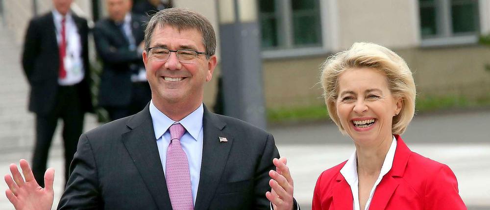 Der Neue in Berlin: US-Verteidigungsminister Ashton Carter mit Kollegin Ursula von der Leyen.