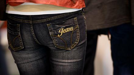 Jeans ja - aber bitte nicht zu eng. Experten warten vor dem Hocken in engen Jeans, was zu Nervenschäden führen kann - so passiert in Australien.