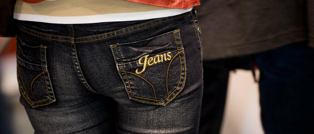 Jeans ja - aber bitte nicht zu eng. Experten warten vor dem Hocken in engen Jeans, was zu Nervenschäden führen kann - so passiert in Australien.