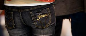 Jeans ja - aber bitte nicht zu eng. Experten warten vor dem Hocken in engen Jeans, was zu Nervenschäden führen kann - so passiert in Australien. 