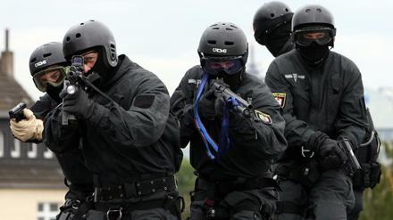 Beamte eines Spezialeinsatzkommandos (SEK) bei einer Übung in Düsseldorf im Jahre 2008.