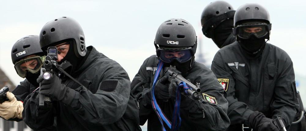 Beamte eines Spezialeinsatzkommandos (SEK) bei einer Übung in Düsseldorf im Jahre 2008.