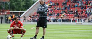 Erst mal Pause machen. Unions Neuzugang Stephan Fürstner bespricht sich mit Trainer Norbert Düwel.