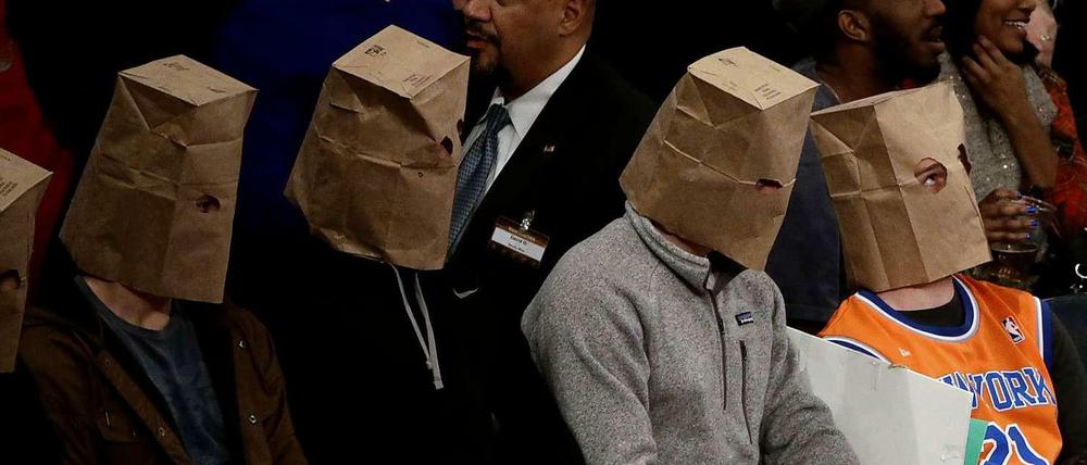 Angewidert von den Knicks: Einige Fans der New York Knicks wollen bei einem Besuch nicht erkannt werden.