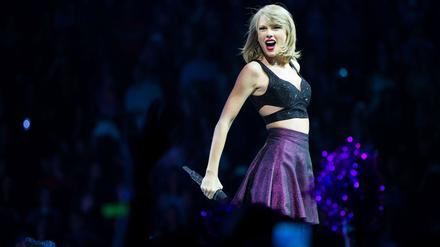 Die US-amerikanische Sängerin Taylor Swift steht am 19.06.2015 in der Lanxess Arena in Köln auf der Bühne.
