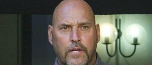 Rocker-Boss Frank Hanebuth wird am 25.07.2013 in Palma auf Mallorca von spanische Polizisten eskortieren. Hanebuth bleibt in Spanien weiterhin hinter Gittern. Knapp zwei Jahre nach seiner Festnahme wird der 50-jährige ehemalige Chef der Hells Angels nicht aus der Untersuchungshaft entlassen.