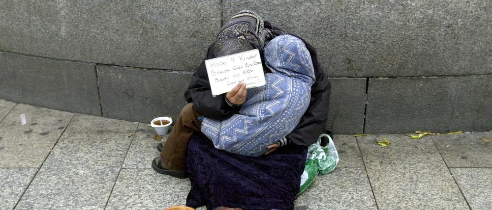 Eine Frau bettelt am Kurfürstendamm mit einem Kind. Das ist künftig verboten und kostet 500 Euro Bußgeld.
