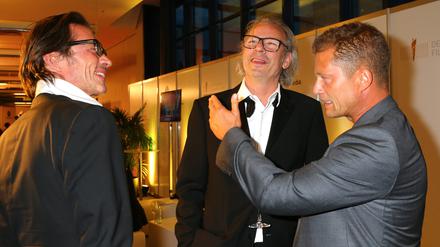 "Und so hab ich dem M´Barek eine gewatsch", scheint Till Schweiger den Regisseuren-Kollegen Oscar Roehler (l) und Leander Haussmann (m) hier zu erzählen. So vermutlich nicht geschehen bei der Verleihung des "Deutschen Filmpreis 2015" im Palais am Funkturm Messe Berlin.