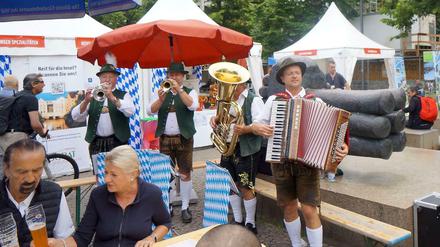 Mit Blasmusik und Bier. Das Regensburg-Fest auf dem Wittenbergplatz.