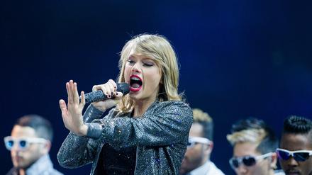 Taylor Swift steht am 19.06.2015 in der Lanxess Arena in Köln auf der Bühne. Die US-amerikanische Sängerin wehrt sich immer wieder gegen Streamingdienste wie Apple und Spotify, die ihre Songs kostenfrei und mit Werbung verbreiten wollen.