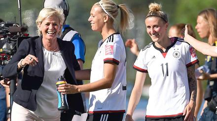 Das ist ja auch lustig. Finden Silvia Neid, Lena Goeßling und Anja Mittag (von links nach rechts) nach dem Viertelfinalsieg gegen Schweden.