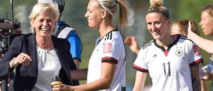 Das ist ja auch lustig. Finden Silvia Neid, Lena Goeßling und Anja Mittag (von links nach rechts) nach dem Viertelfinalsieg gegen Schweden.