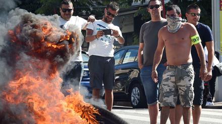 Taxifahrer in Frankreich verbrennen Autoreifen in Marseille am Donnerstag. Ihre Proteste richten sich gegen den Fahrdienstanbieter UberPop.