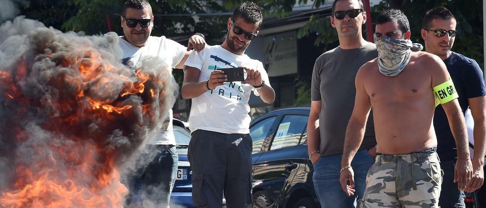 Taxifahrer in Frankreich verbrennen Autoreifen in Marseille am Donnerstag. Ihre Proteste richten sich gegen den Fahrdienstanbieter UberPop. 