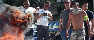 Taxifahrer in Frankreich verbrennen Autoreifen in Marseille am Donnerstag. Ihre Proteste richten sich gegen den Fahrdienstanbieter UberPop. 