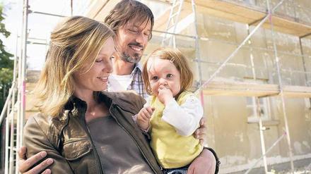 Gut für Häuslebauer. Die niedrigen Zinsen kommen jungen Familien zugute, die ein Haus kaufen oder bauen. Doch um von ihnen zu profitieren, müssen die Familien Geld haben, das sie investieren können. 
