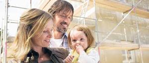 Gut für Häuslebauer. Die niedrigen Zinsen kommen jungen Familien zugute, die ein Haus kaufen oder bauen. Doch um von ihnen zu profitieren, müssen die Familien Geld haben, das sie investieren können.