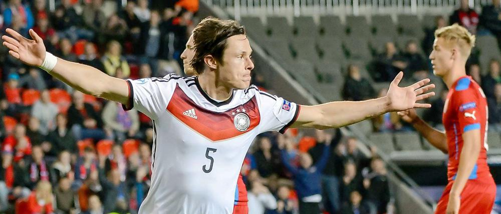 Herthas Nico Schulz feiert seinen Treffer zum 1:0 für die deutsche U 21.