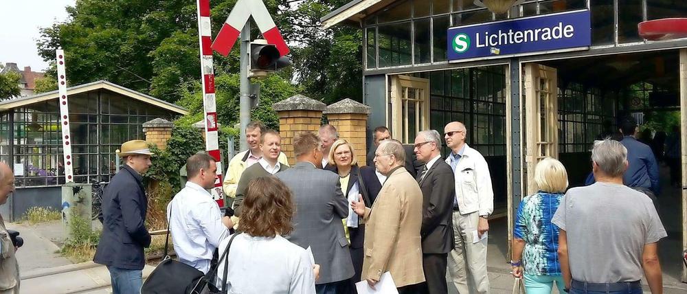 Politiker und Verbandsvertreter beim Vororttermin in Lichtenrade.
