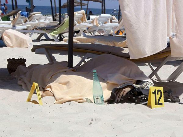 Tod am Strand. Die Terroristen kamen von der Wasserseite und schossen wahllos auf die Touristen.