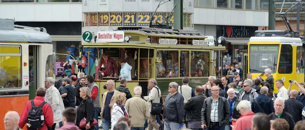 Alte Bekannte. Am Montag wurde das 150-jährige Jubiläum der Straßenbahn auf dem Alexanderplatz groß gefeiert.